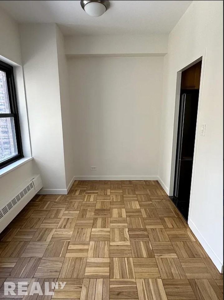 E 55th St #4R - Photo 4 of 9