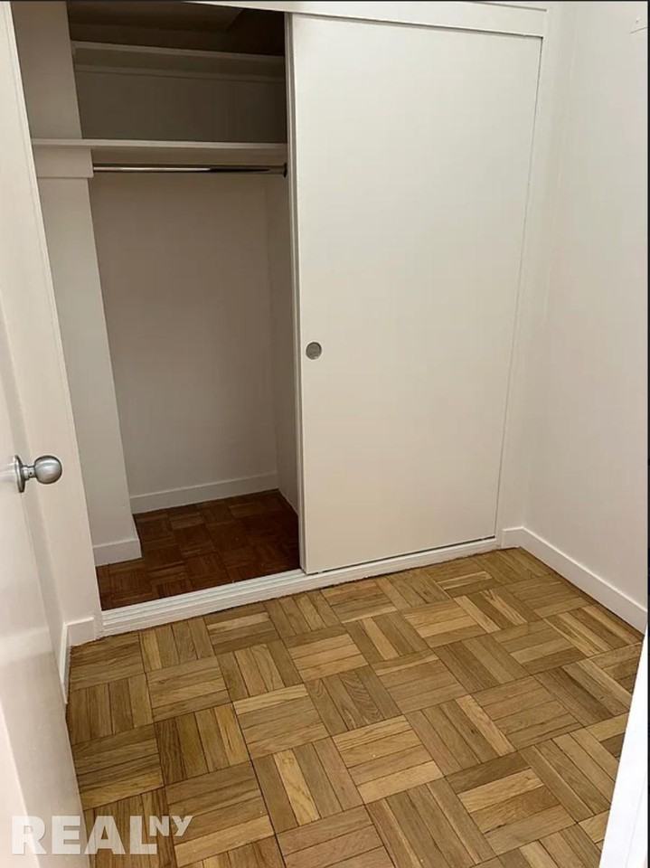 E 55th St #4R - Photo 6 of 9