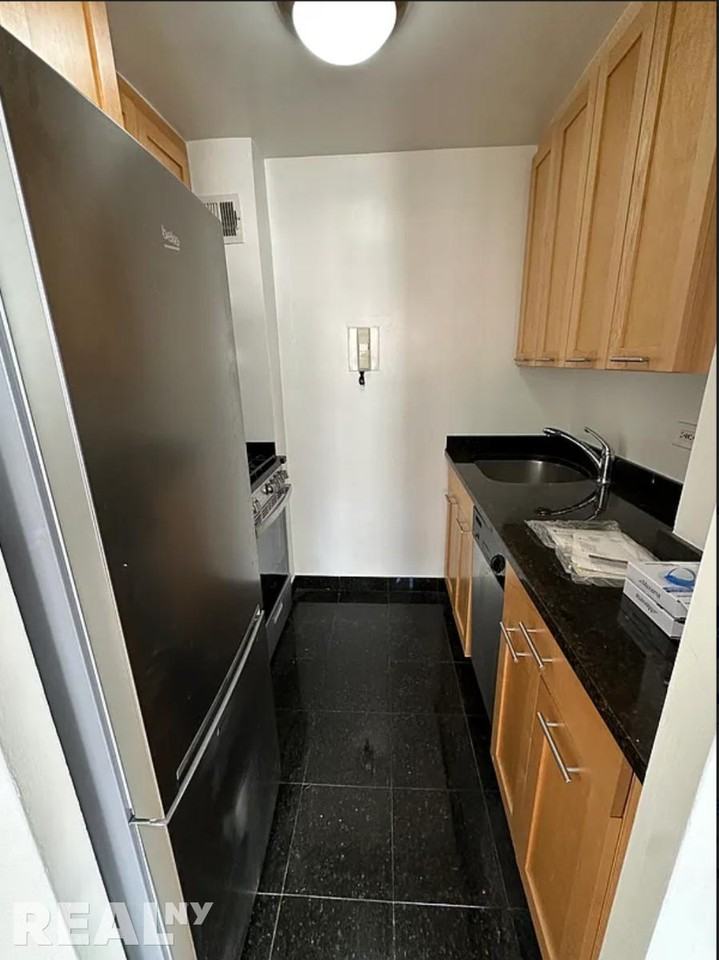 E 55th St #4R - Photo 7 of 9