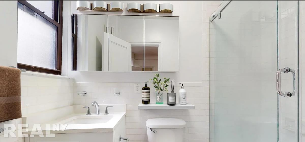 E 46th St #4L - Photo 3 of 3