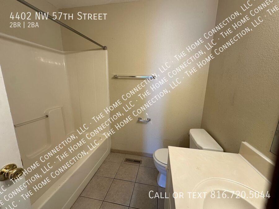 4402 Nw 57th St - Photo 7 of 19