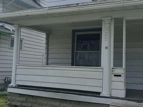 932 Forsythe St - Photo 4 of 7