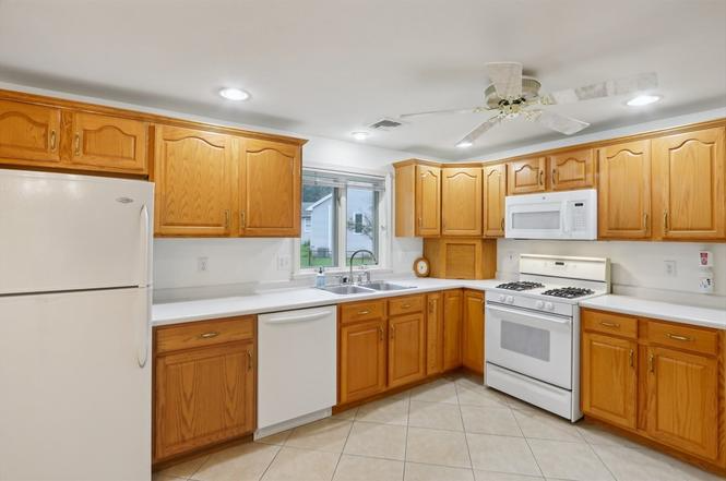 48 Lawndale Ave - Photo 6 of 11