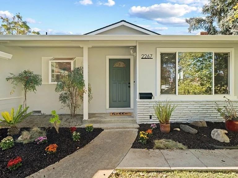 2267 Fenian Dr - Photo 3 of 21