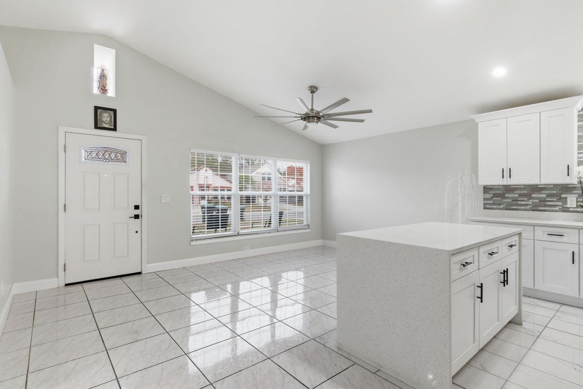 1527 Brookebridge Dr - Photo 2 of 6