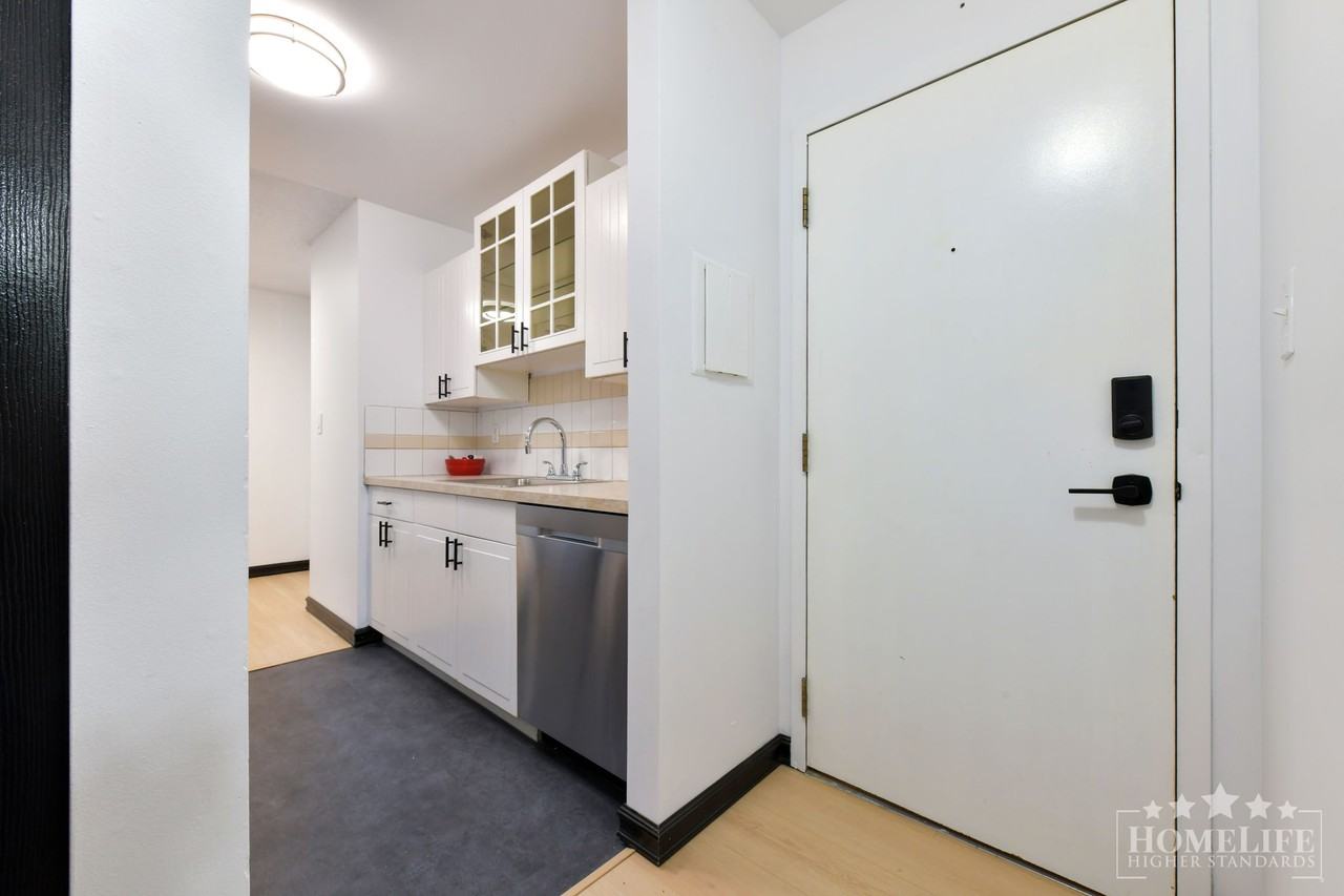 1860 Southmere Cres E - Photo 3 of 16