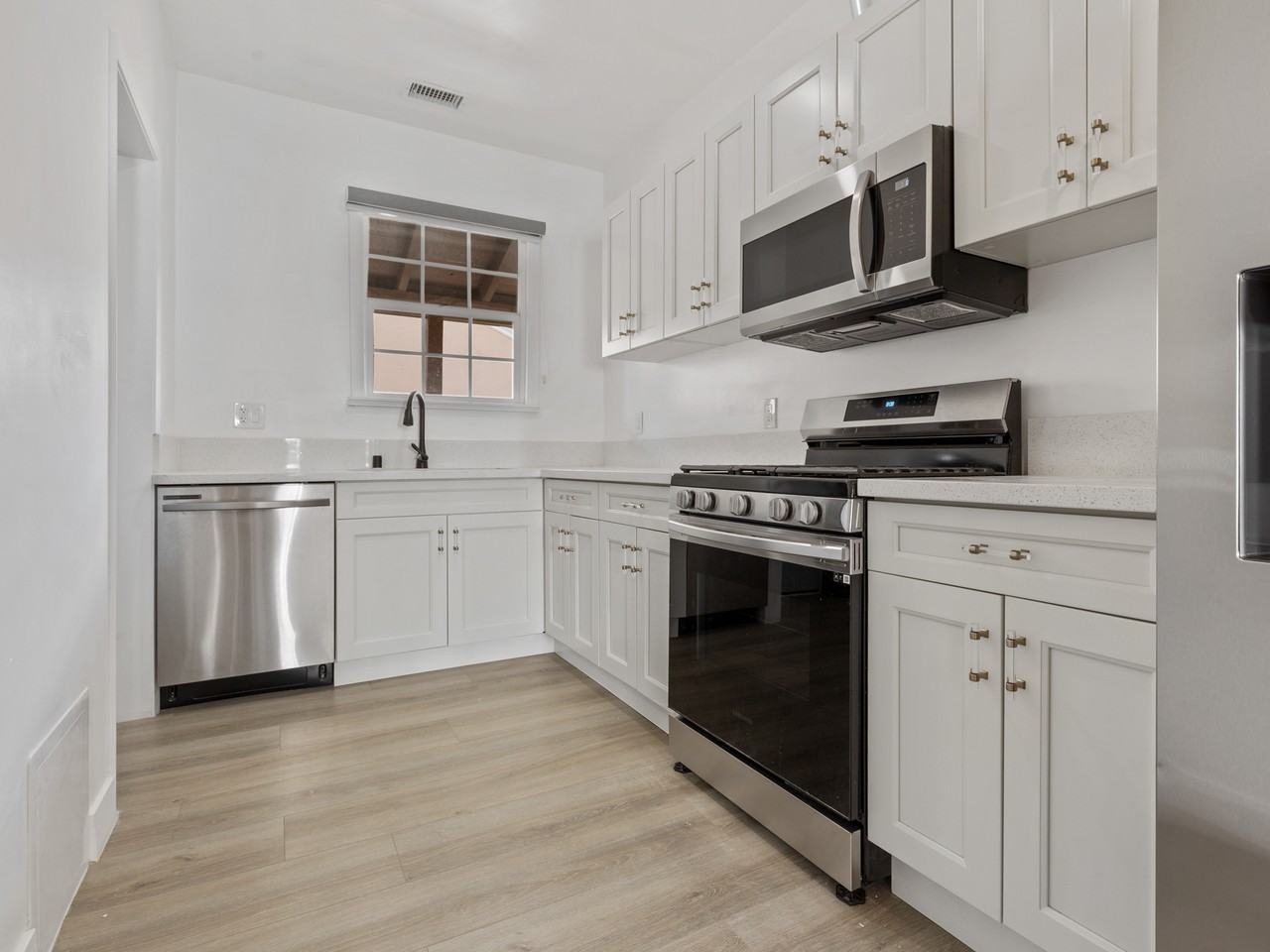 1524 N Sycamore St #7 - Photo 3 of 33