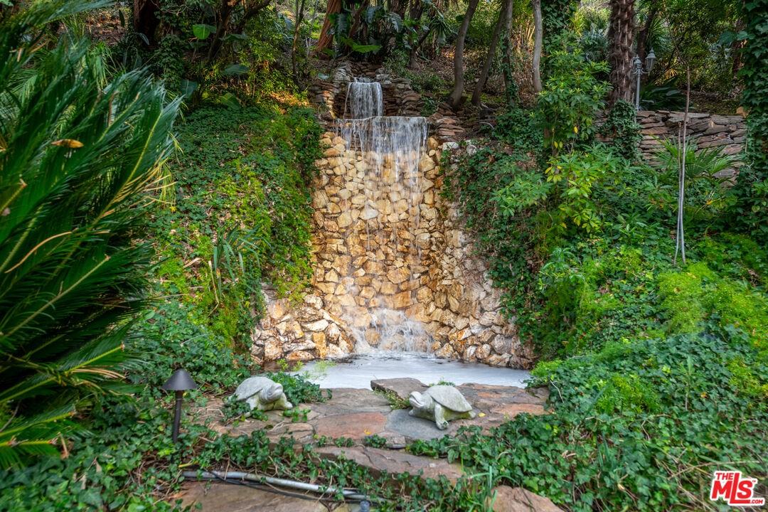 1148 Coldwater Canyon Dr #1 - Photo 7 of 30