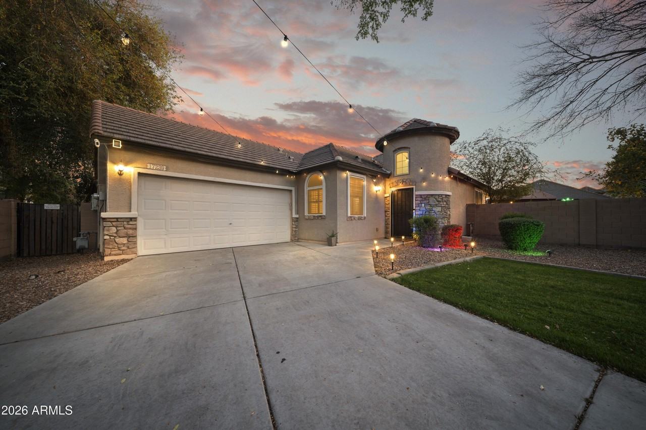 17239 W Ironwood St - Photo 2 of 39