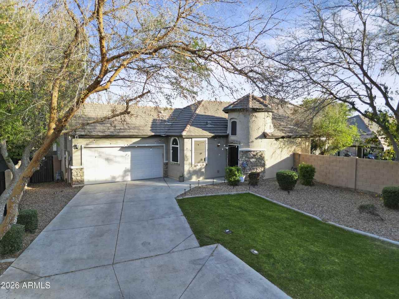 17239 W Ironwood St - Photo 3 of 39