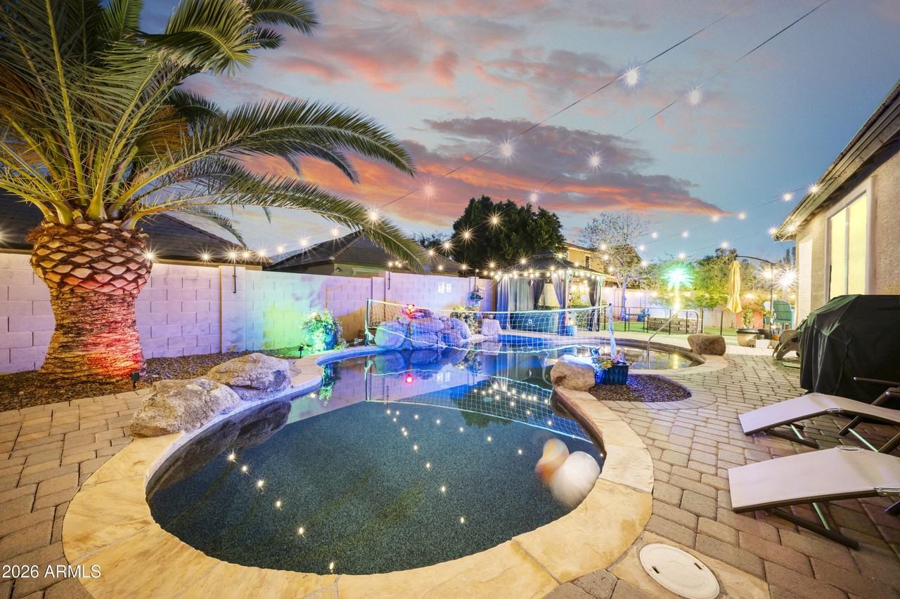 17239 W Ironwood St - Photo 4 of 39