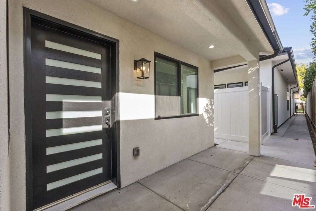 519 N Martel Ave - Photo 2 of 16