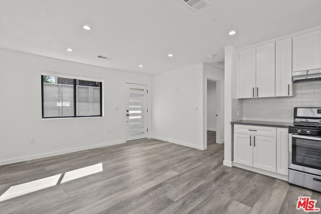 519 N Martel Ave - Photo 6 of 16