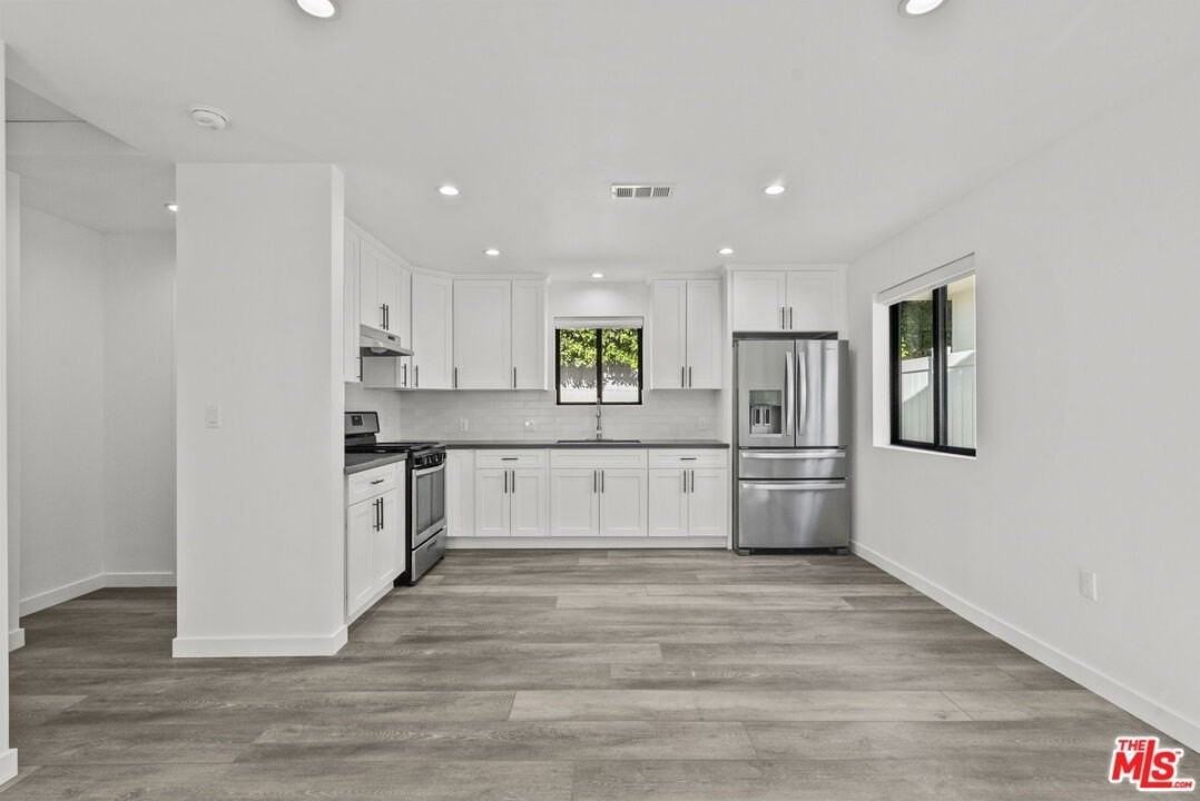 519 N Martel Ave - Photo 7 of 16