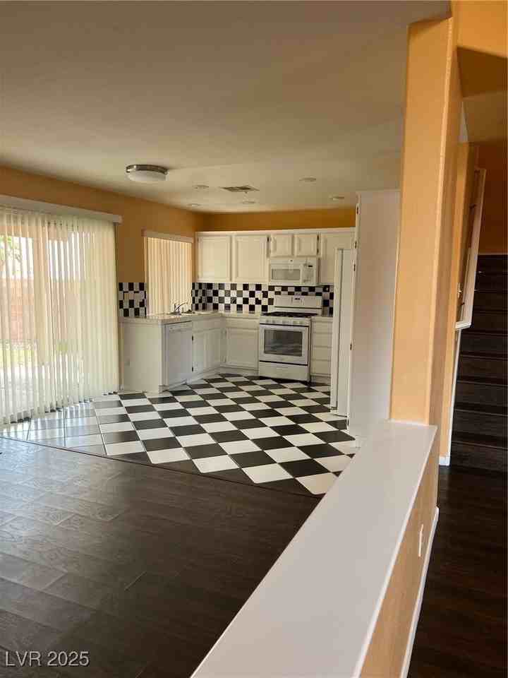 212 Silver Castle St #NA - Photo 6 of 24