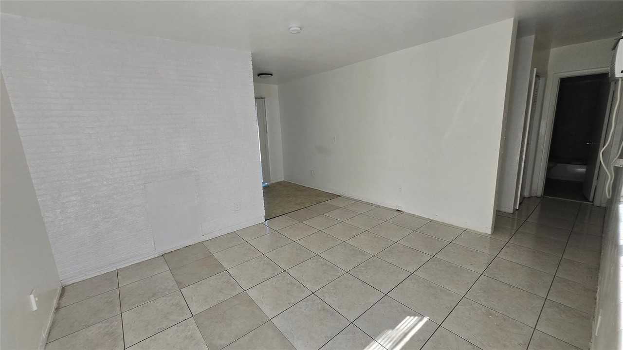 16951 Ne 18th Ave - Photo 2 of 8