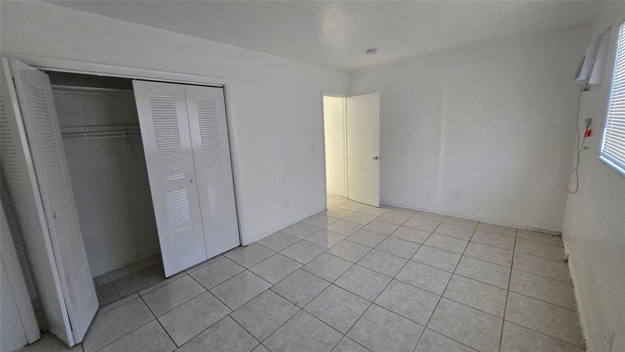 16951 Ne 18th Ave - Photo 3 of 8