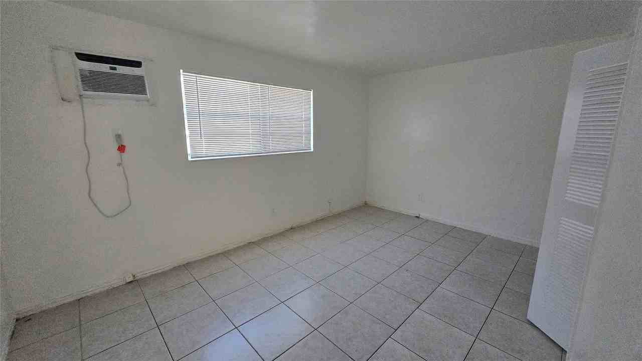 16951 Ne 18th Ave - Photo 4 of 8