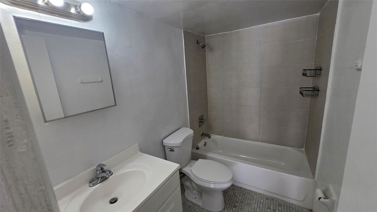 16951 Ne 18th Ave - Photo 5 of 8