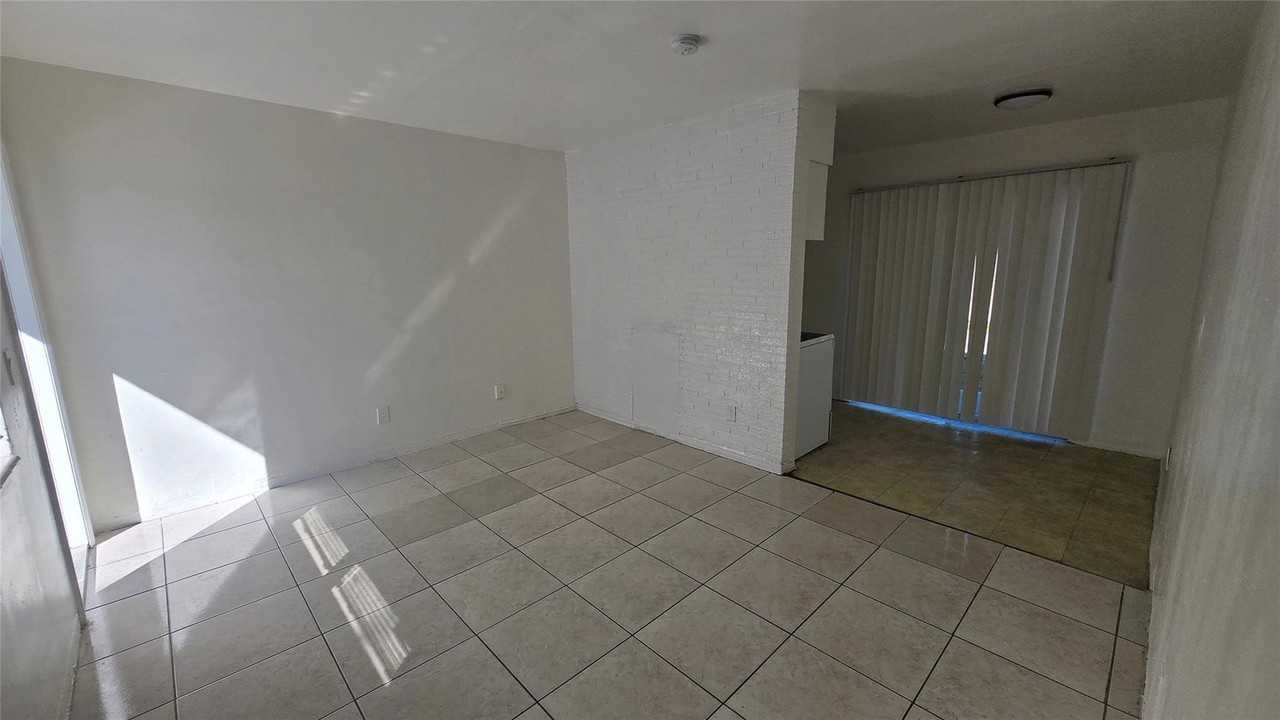 16951 Ne 18th Ave - Photo 6 of 8