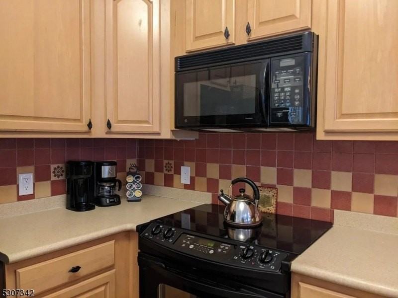 3 Maple Cres #13 - Photo 4 of 12