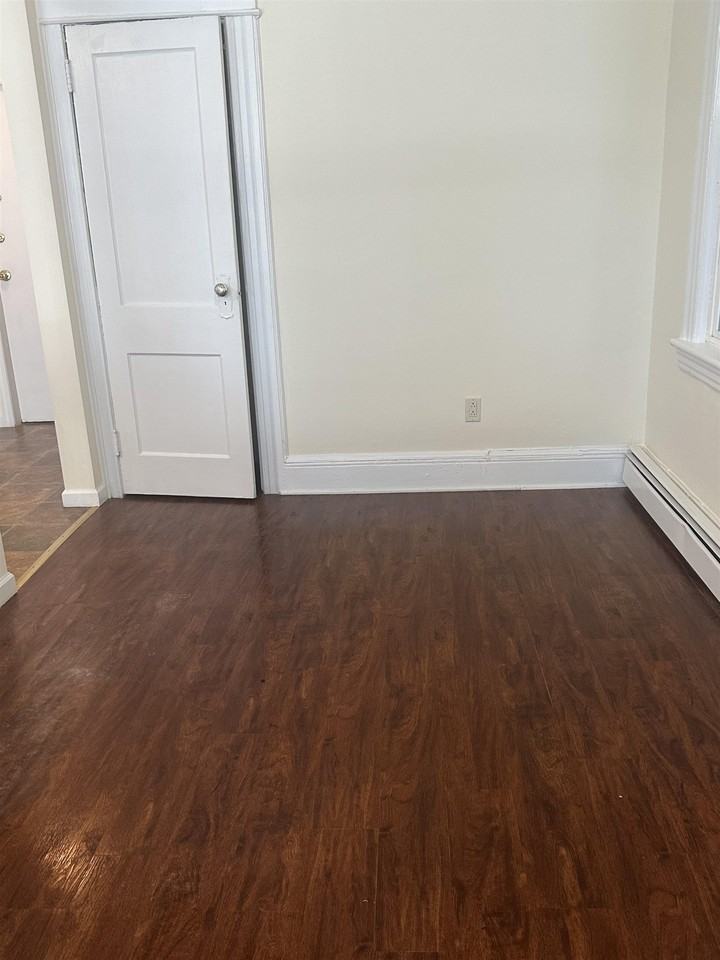 1090 Kennedy Blvd #1 - Photo 5 of 11