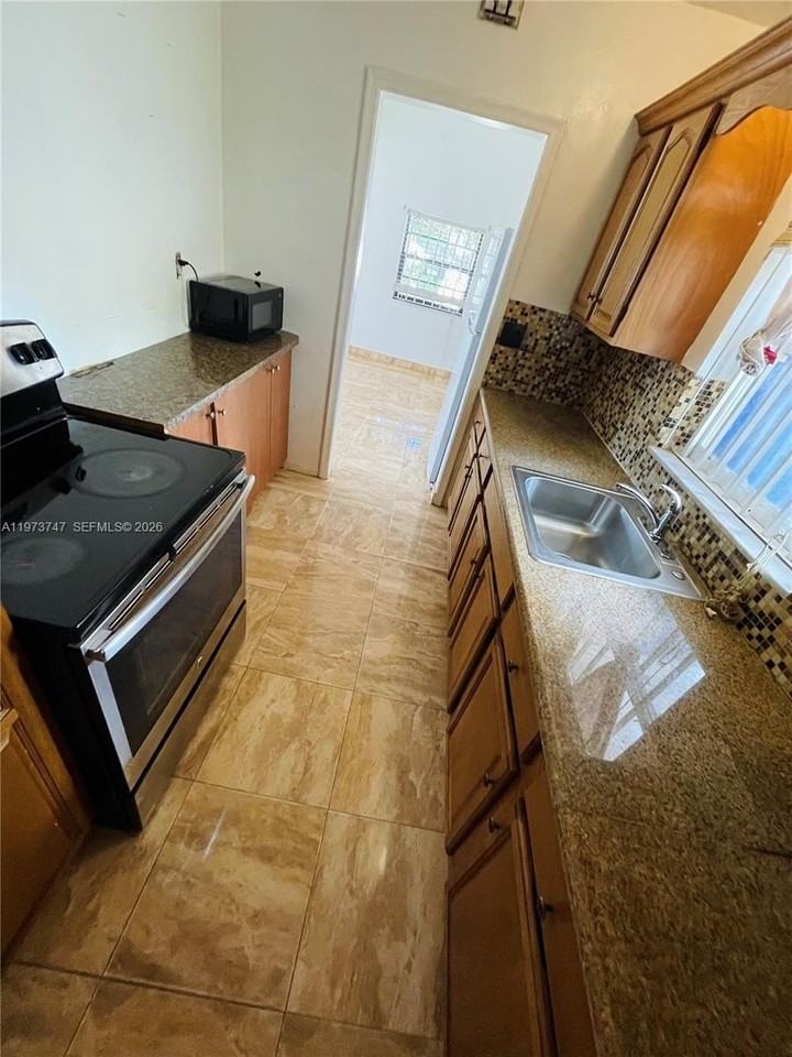 16930 Ne 21st Ave #16930 - Photo 3 of 8