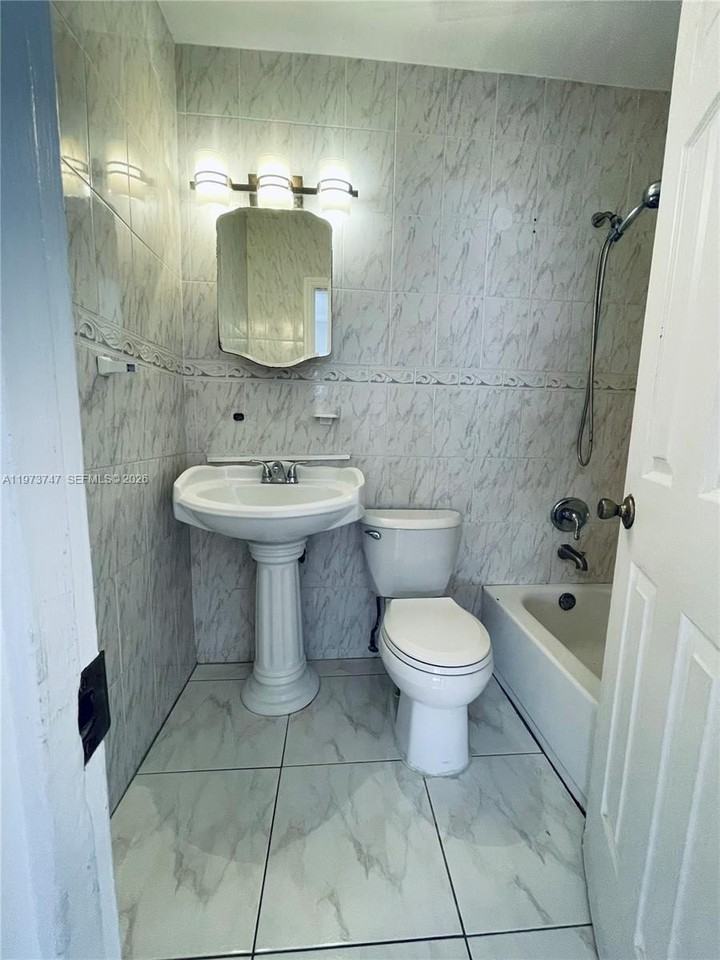 16930 Ne 21st Ave #16930 - Photo 4 of 8