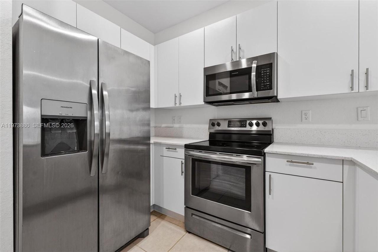 2662 Se 10th St #2662 - Photo 5 of 47