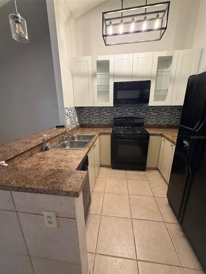 1009 Westside Dr - Photo 2 of 16