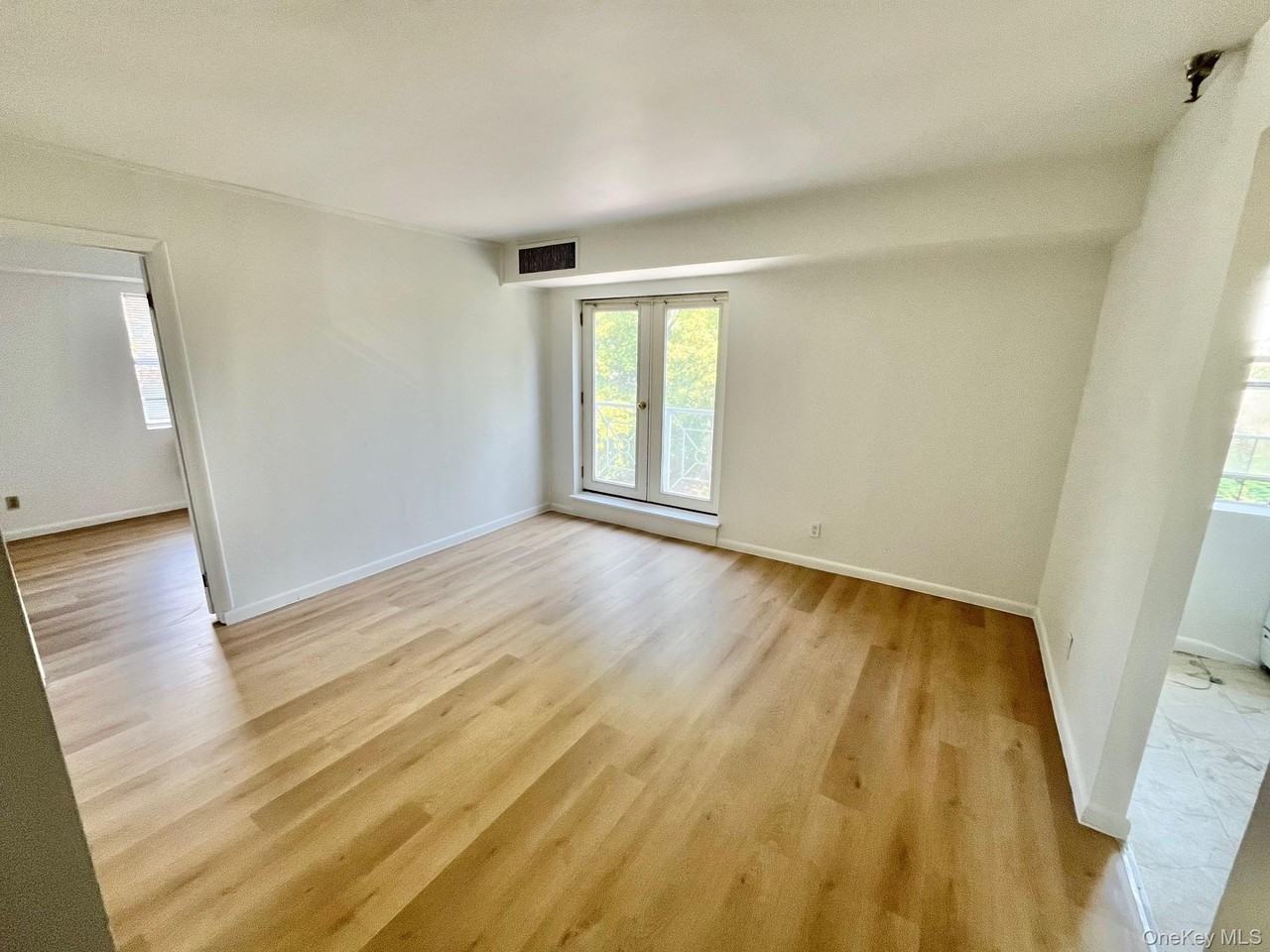 501 N Barry Ave Apt 2f - Photo 4 of 14