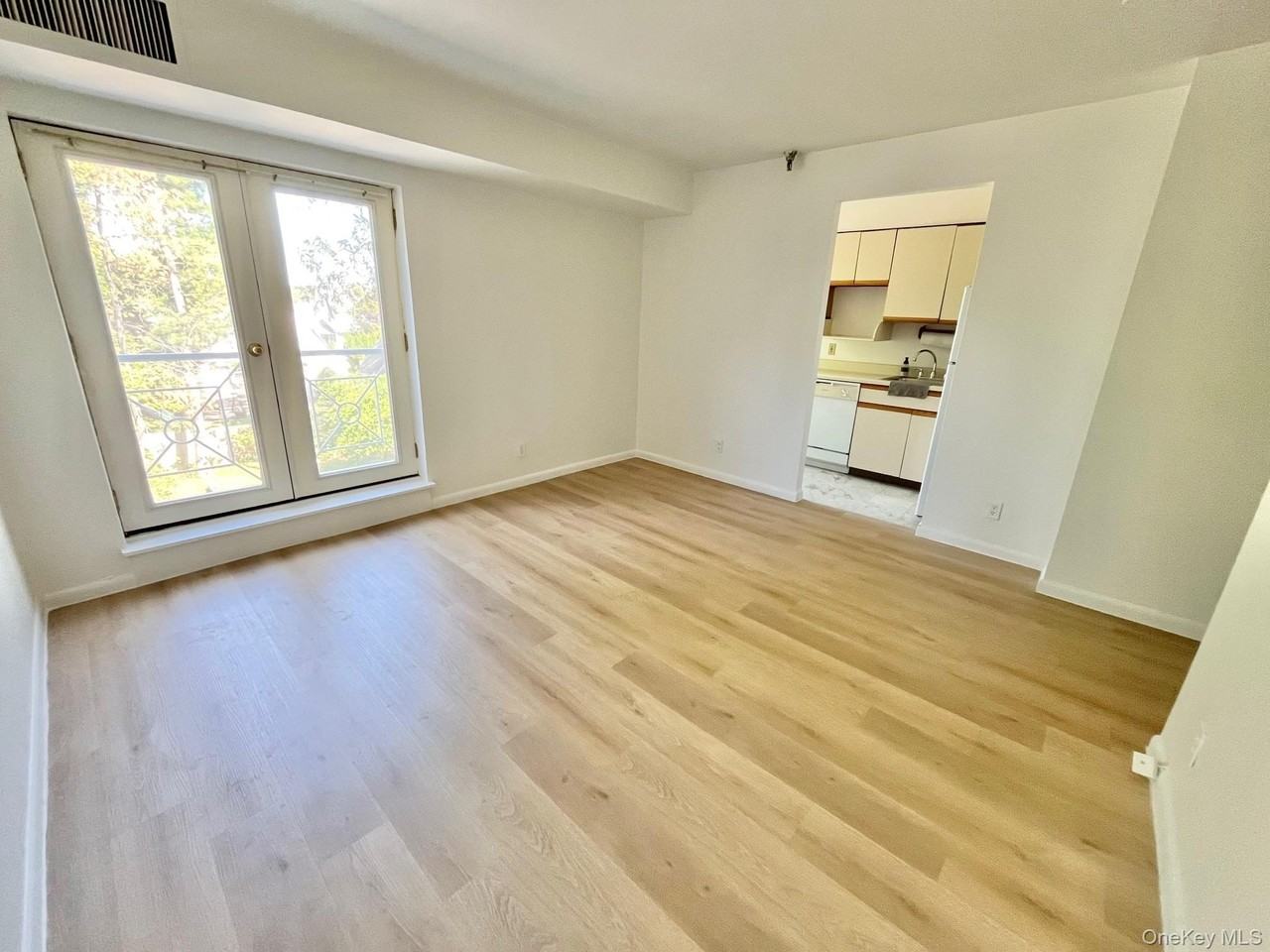 501 N Barry Ave Apt 2f - Photo 5 of 14