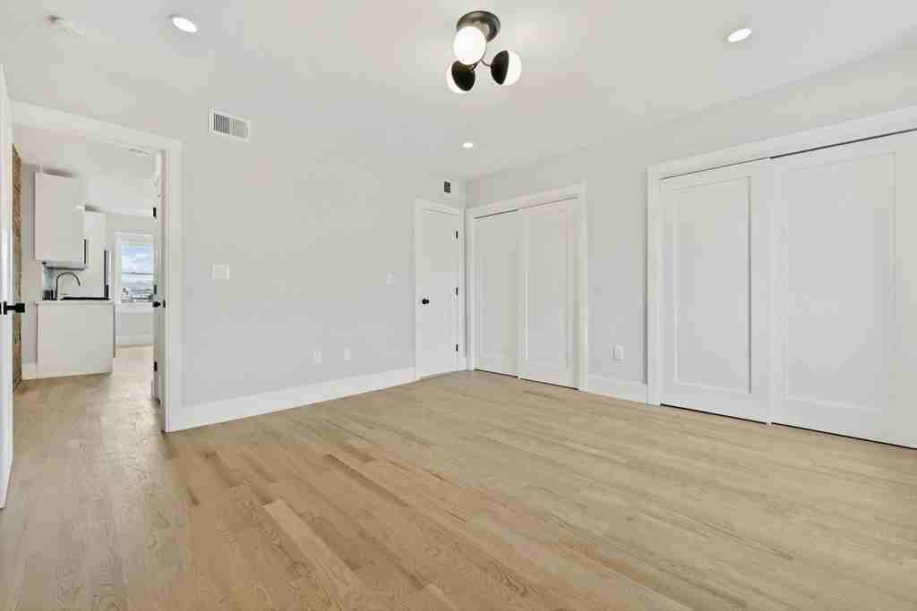 127 Saratoga St - Photo 4 of 9