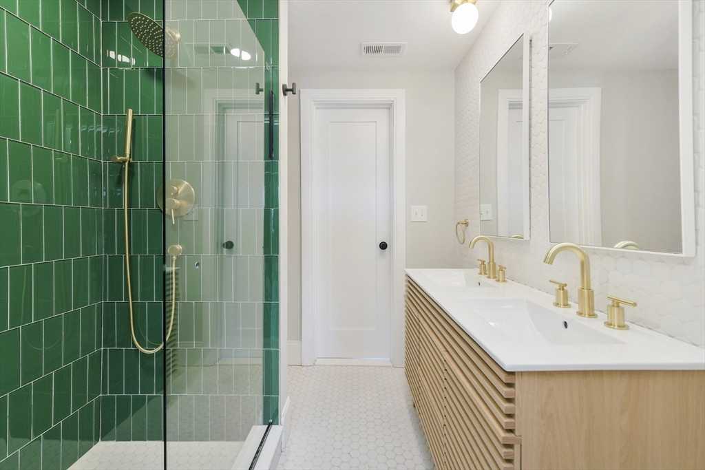 127 Saratoga St - Photo 5 of 9