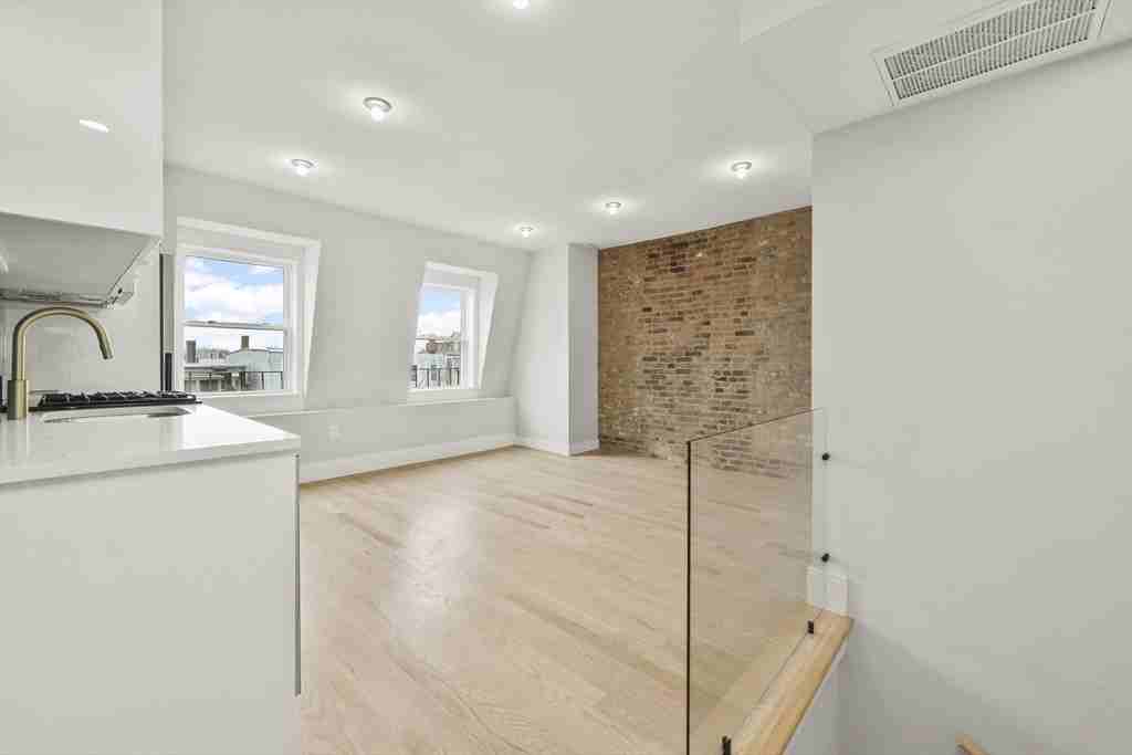 127 Saratoga St - Photo 6 of 9