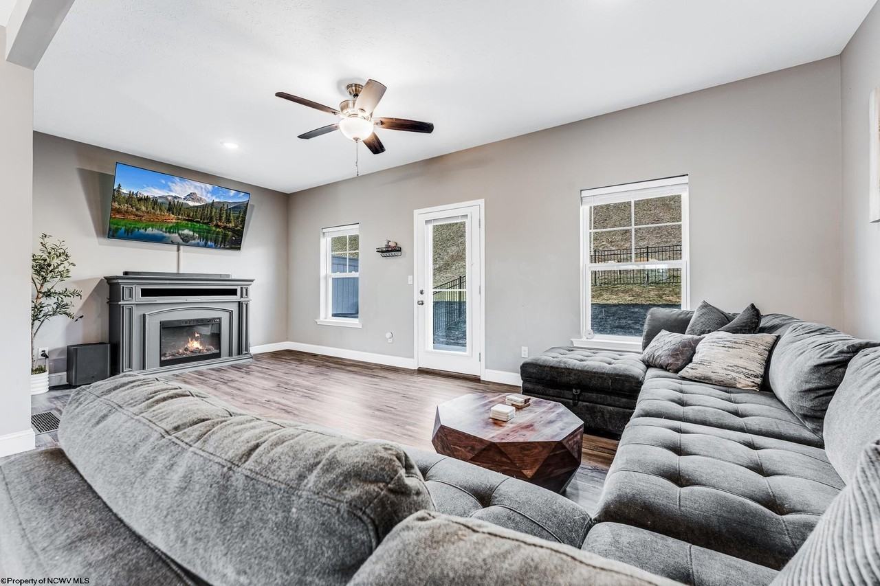 2044 Mountain Ash Ln - Photo 7 of 46