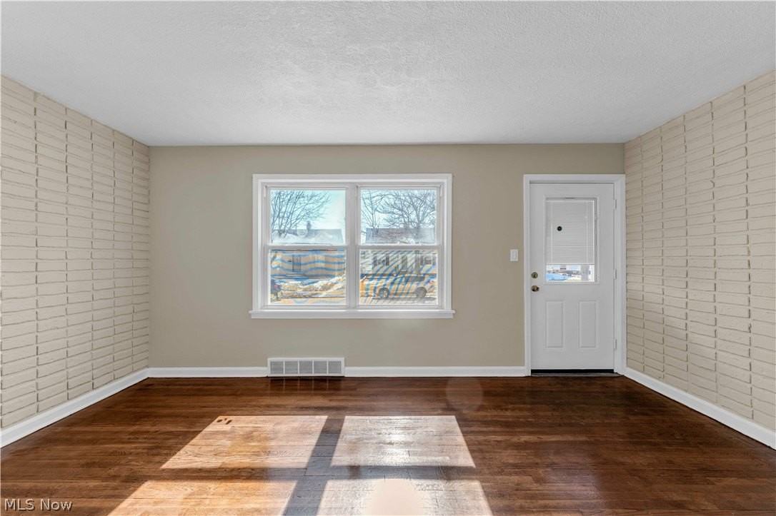 12004 Mortimer Ave - Photo 4 of 35