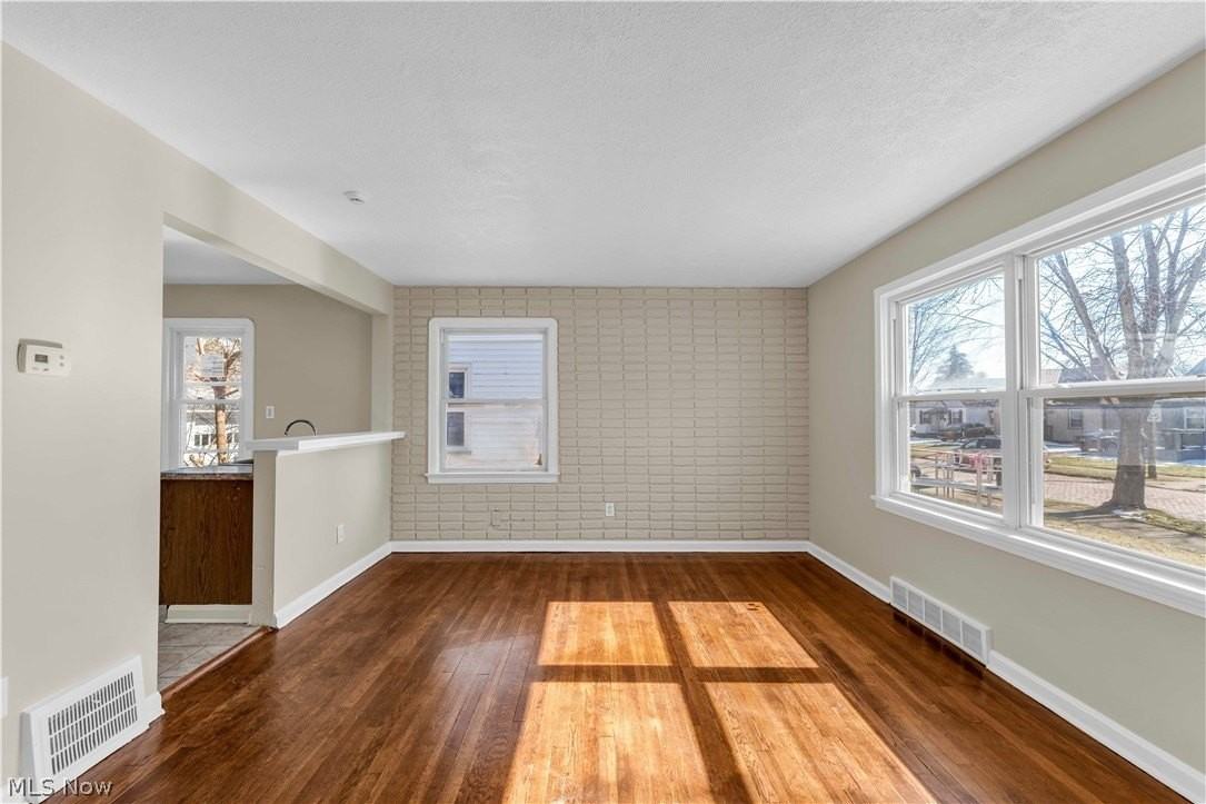 12004 Mortimer Ave - Photo 5 of 35