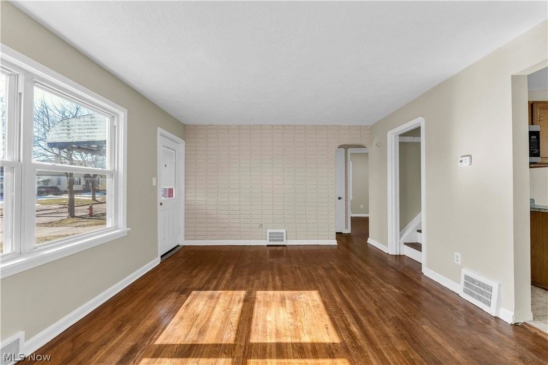 12004 Mortimer Ave - Photo 6 of 35