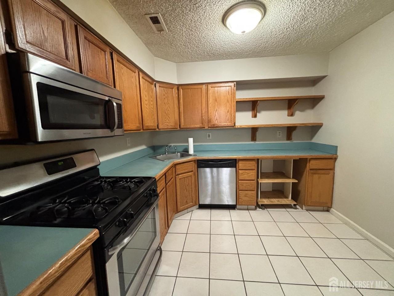 62 Colleen Ct - Photo 4 of 16