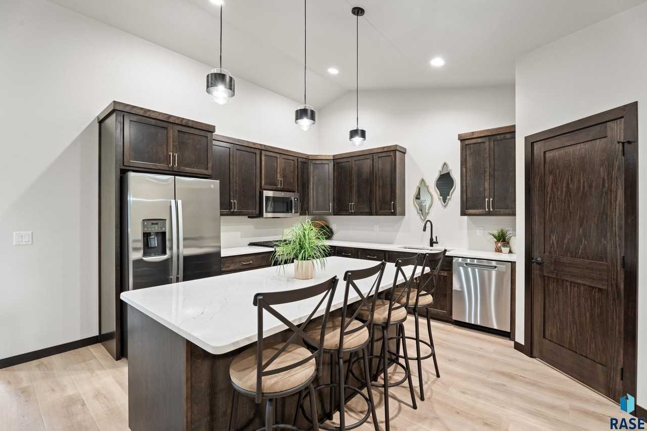 1109 S Foss Ave - Photo 3 of 48