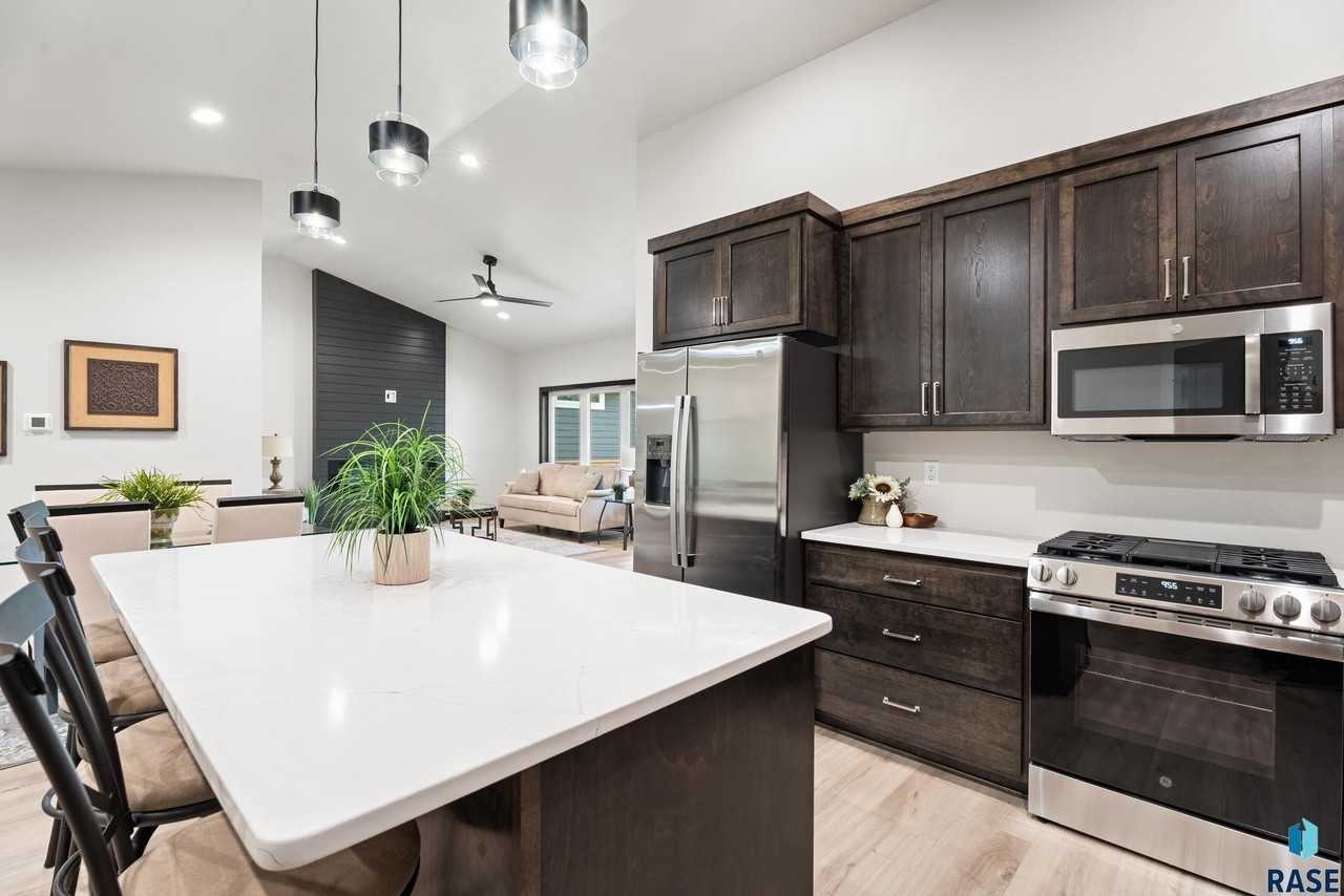 1109 S Foss Ave - Photo 5 of 48