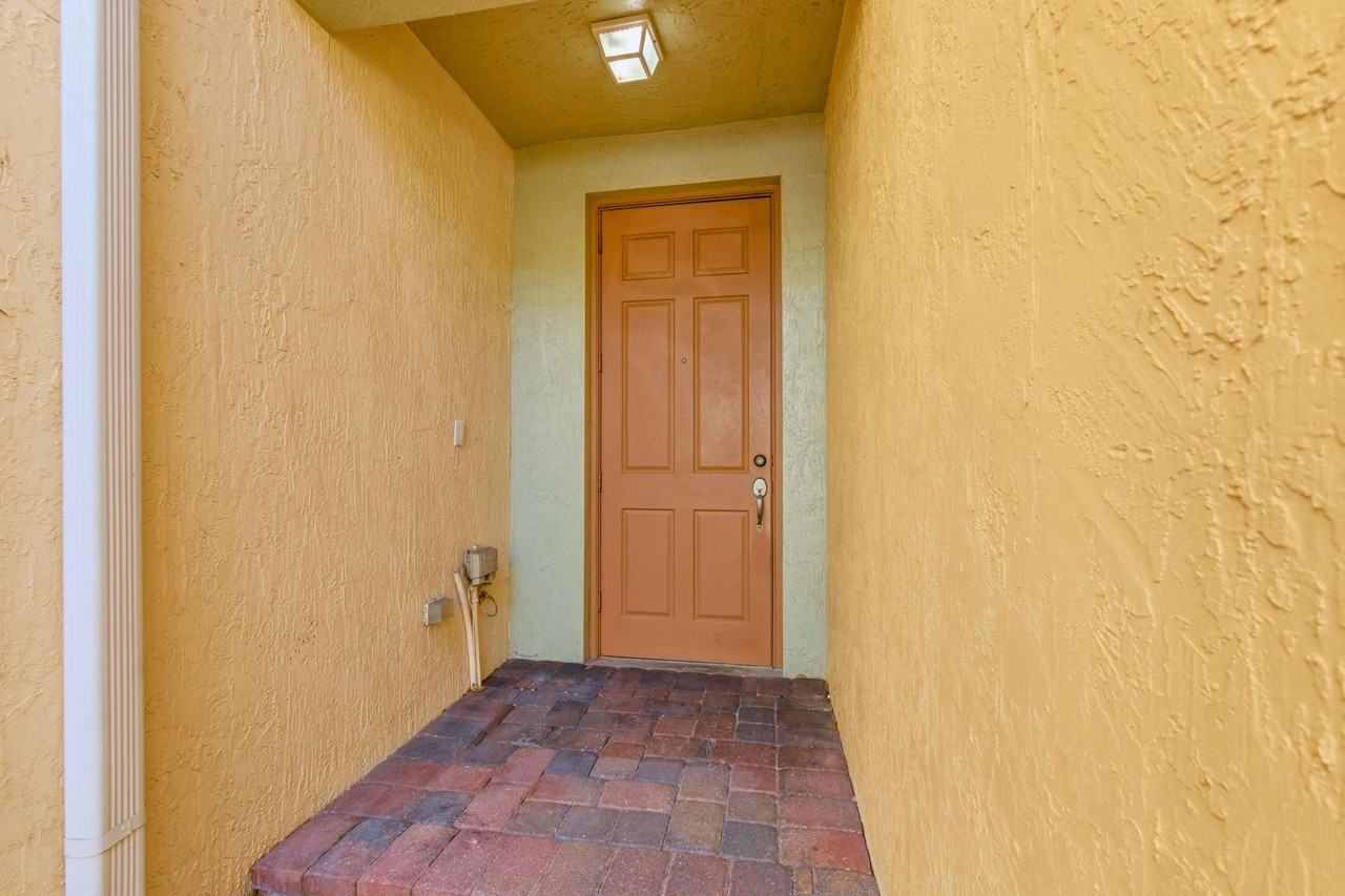 815 Pipers Cay Dr - Photo 3 of 40