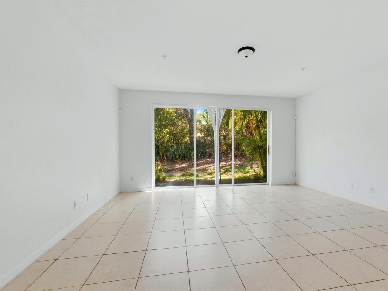 815 Pipers Cay Dr - Photo 5 of 40