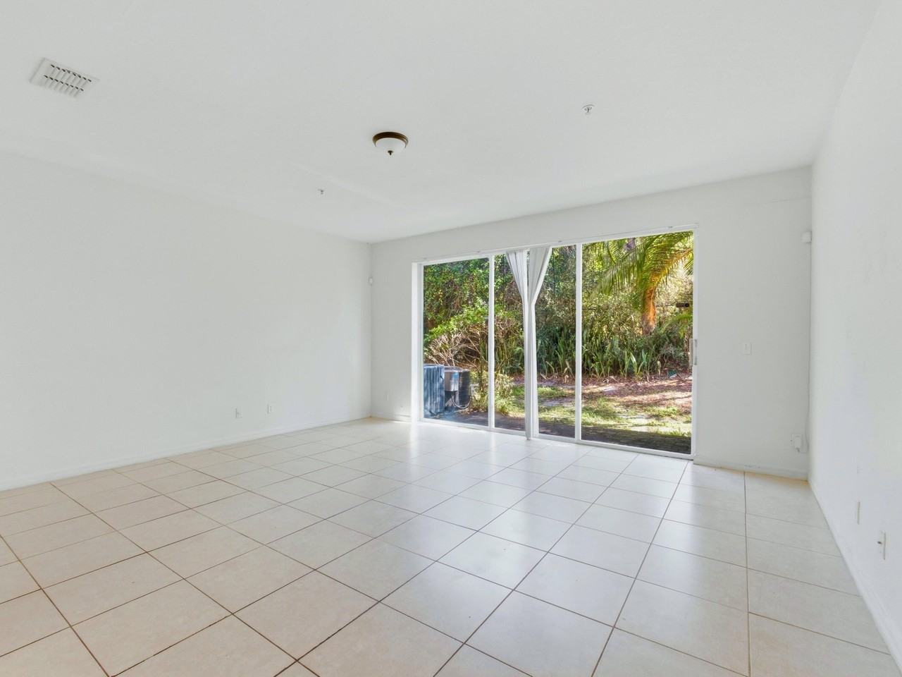 815 Pipers Cay Dr - Photo 7 of 40