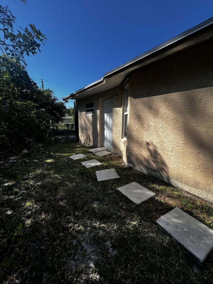 1866 Sw Lennox St - Photo 2 of 12