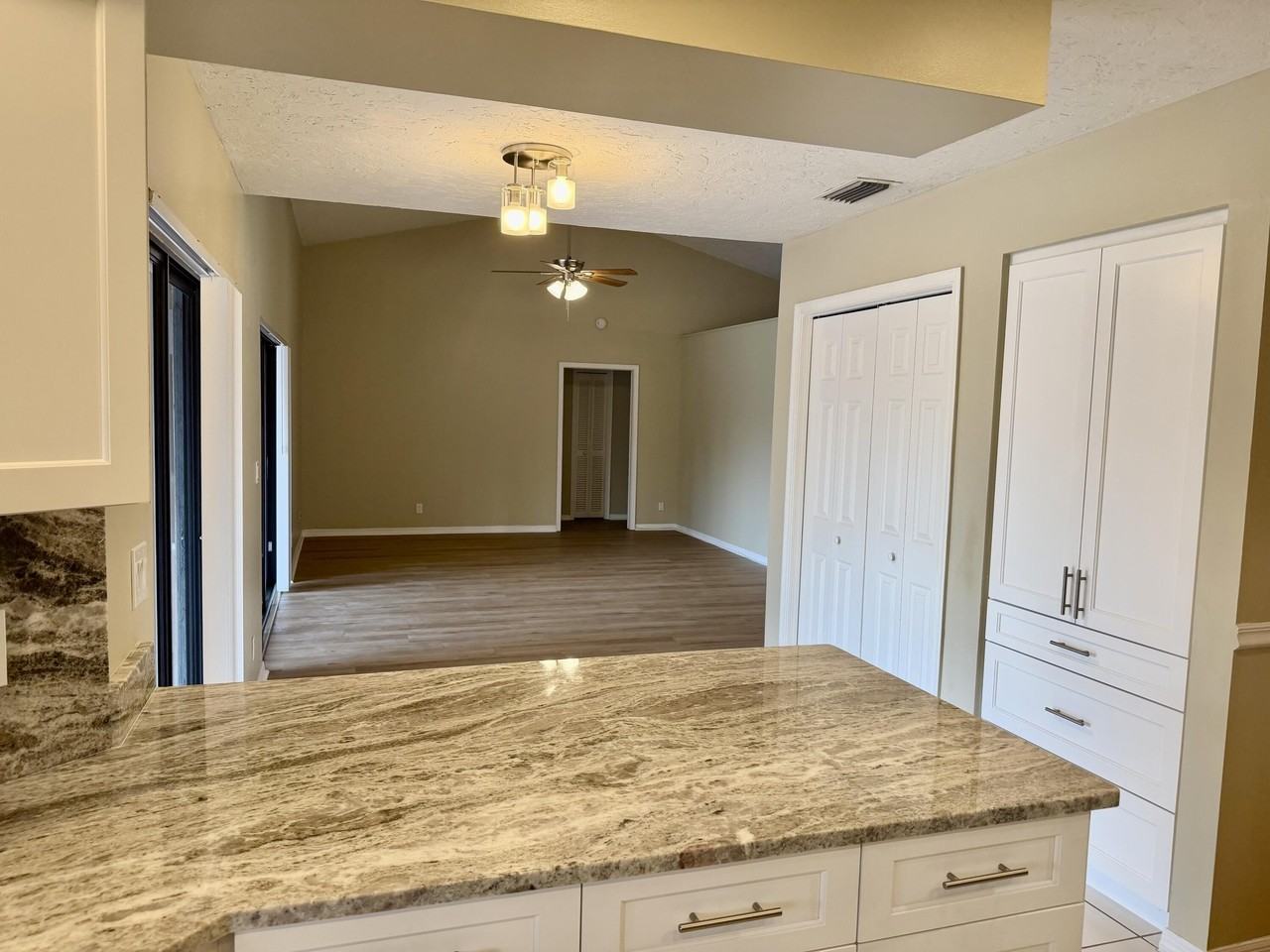 13427 Kingsbury Dr - Photo 5 of 25