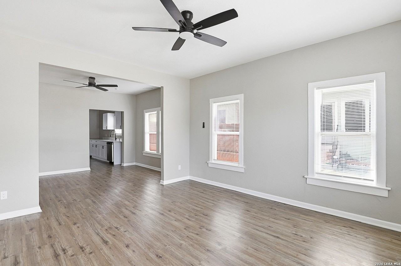 1230 Hammond Ave - Photo 4 of 24