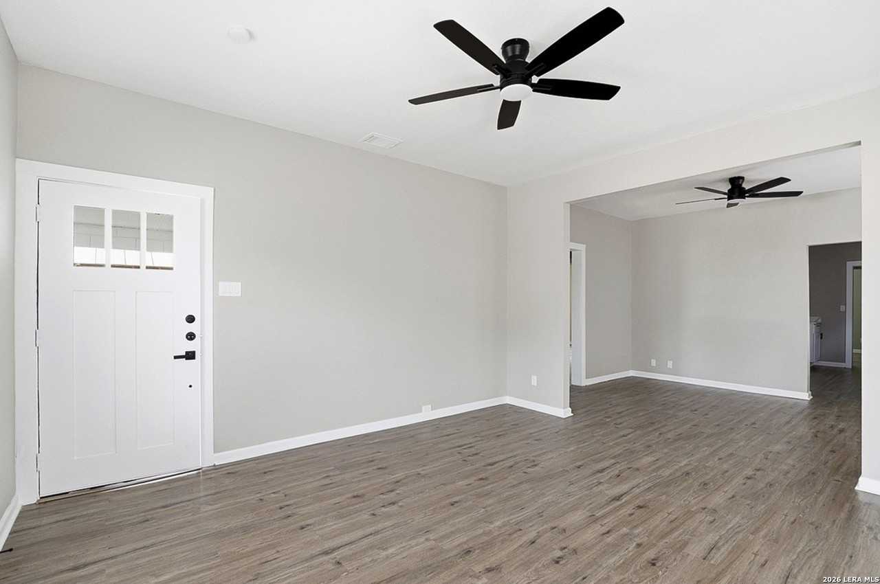 1230 Hammond Ave - Photo 5 of 24