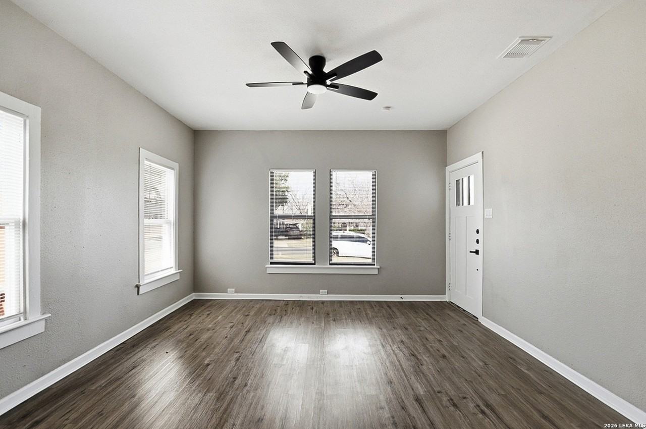 1230 Hammond Ave - Photo 7 of 24